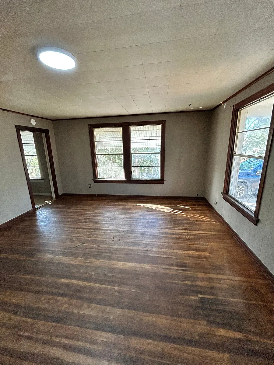 Building Photo - 102 E Charlotte Ave