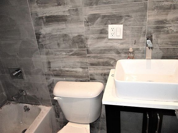3rd image of 934 Myrtle Ave APT 1