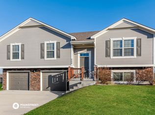 208 Golfview Dr, Pleasant Hill, MO 64080