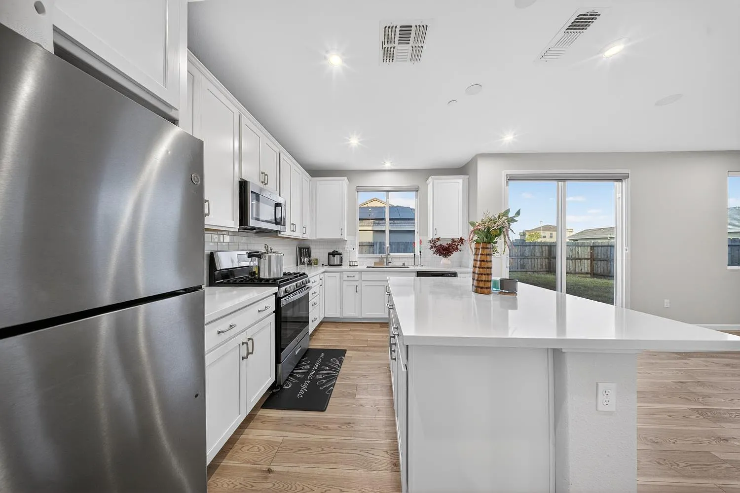 3 bed, 2.5 bath, 1634 sqft, $3,000 — Photo 1