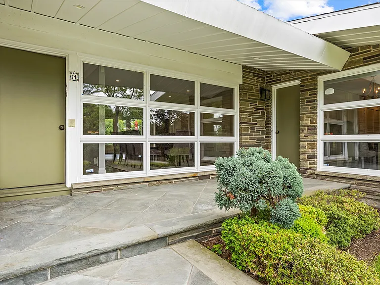 11 Flower Ln — Photo 3