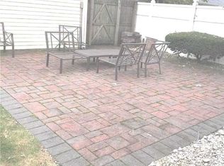 12 Family Ln, Levittown, NY 11756