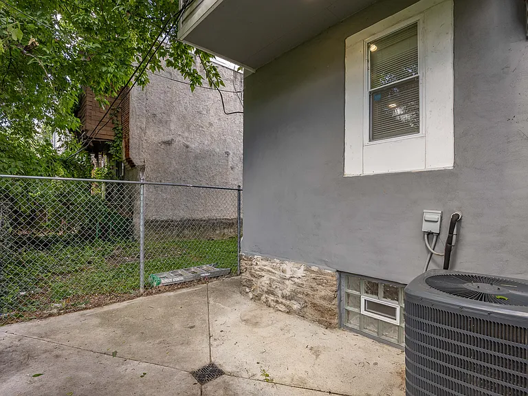 574 E Herman St — Photo 32