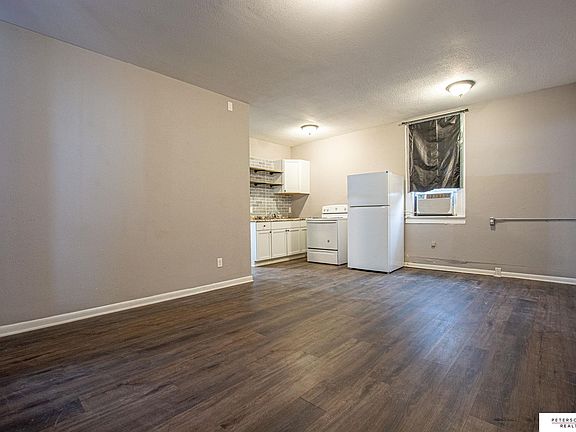 5th image of 136 Main St