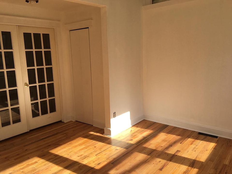 Front bedroom (sun room)