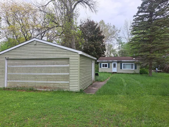 1300 Lakeview Dr, Clare, MI 48617