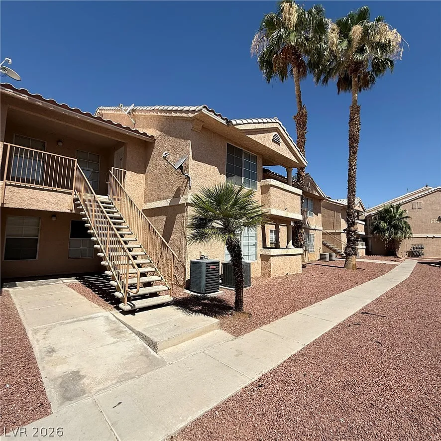 2 bed, 2.0 bath, 928 sqft, $1,200 — Photo 2