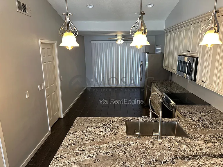 411 N Leoma Ln — Photo 3
