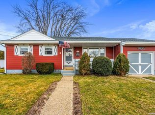 40 Prairie Ln, Lindenhurst, NY 11757