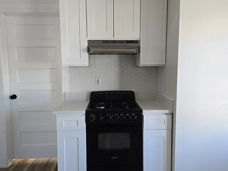 299 Maple St #3 — Photo 6