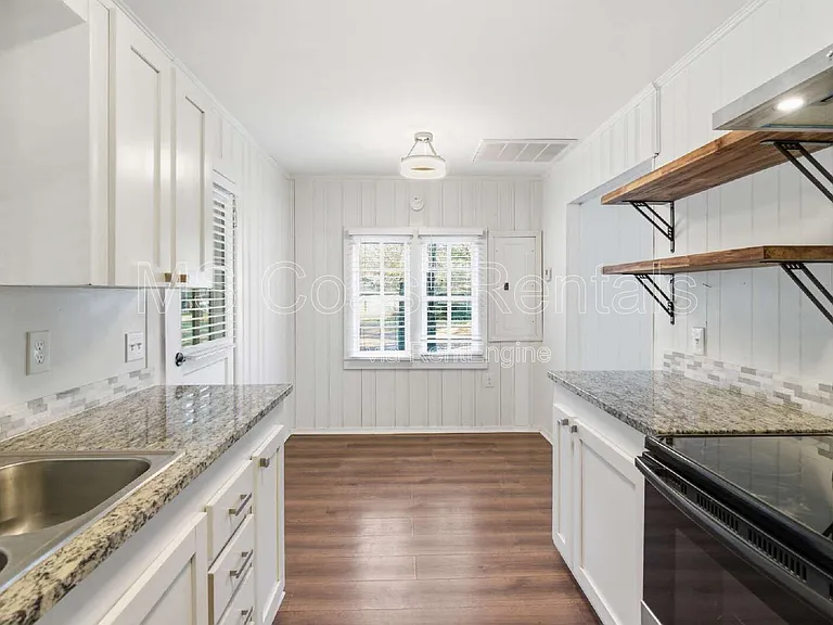 20 Martha Ave — Photo 12