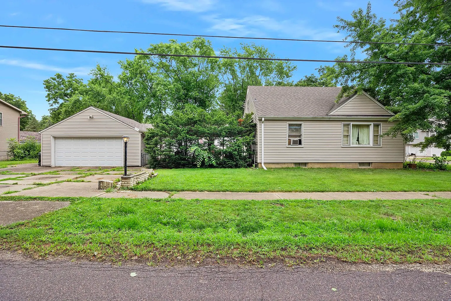 631 Pekin Ave photo 1