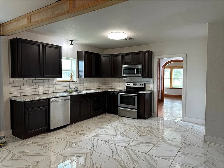 1005 E Fulton St — Photo 9