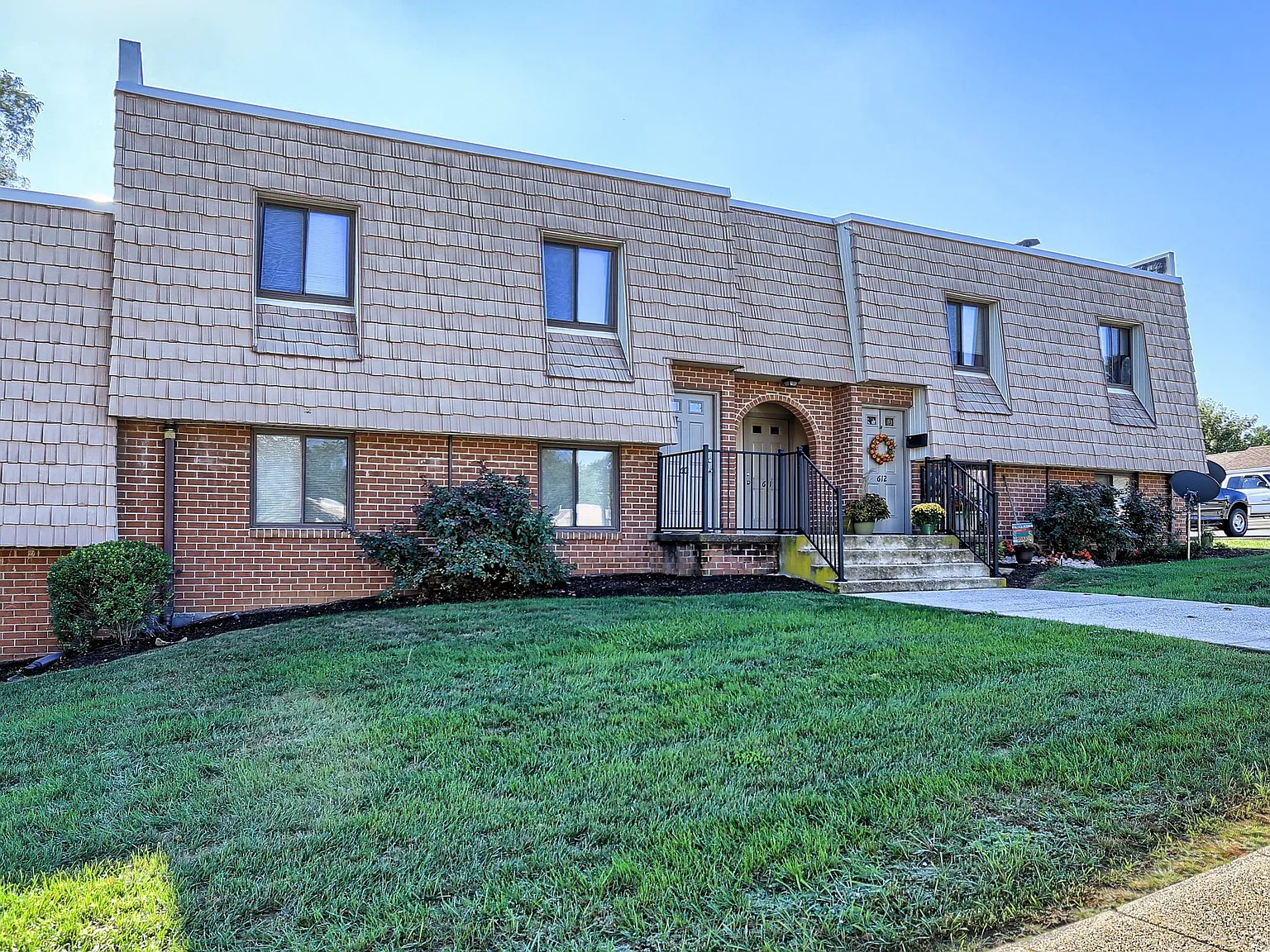 Chateau Terrace Apartments — Photo 1
