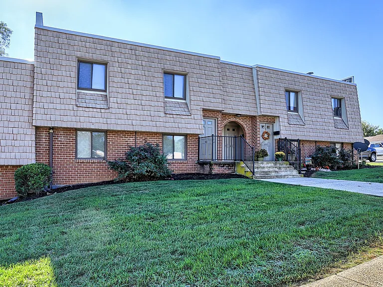 Chateau Terrace Apartments — Photo 1