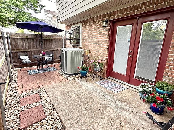 4th image of 1904 Dartmouth St APT Q4