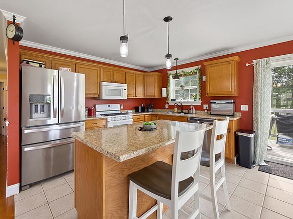 3rd image of 6 Silas Warren Drive