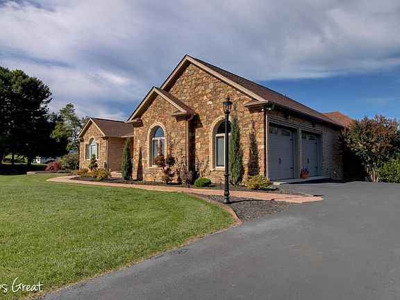 3rd image of 15 Stoneledge Dr