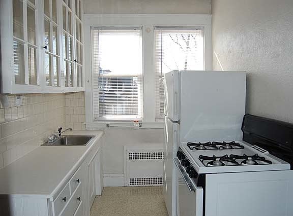 3rd image of 400 Pleasant St APT 21