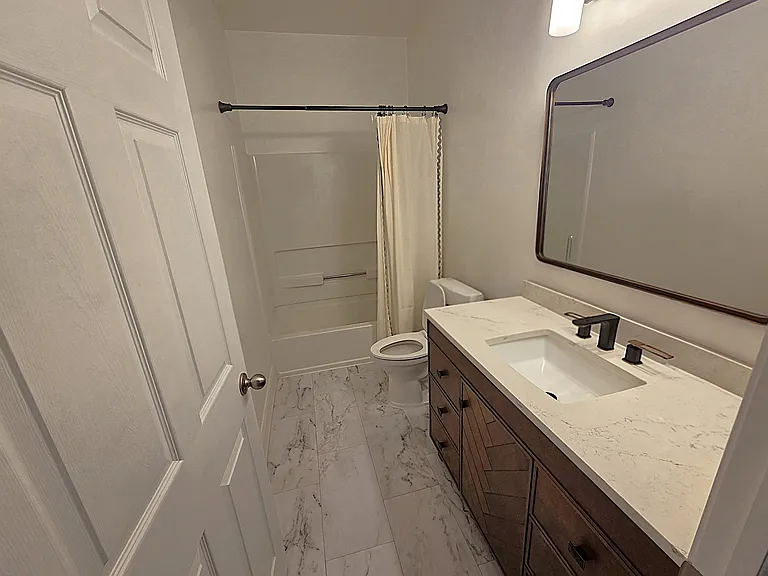 Guest full bath - recently renovated