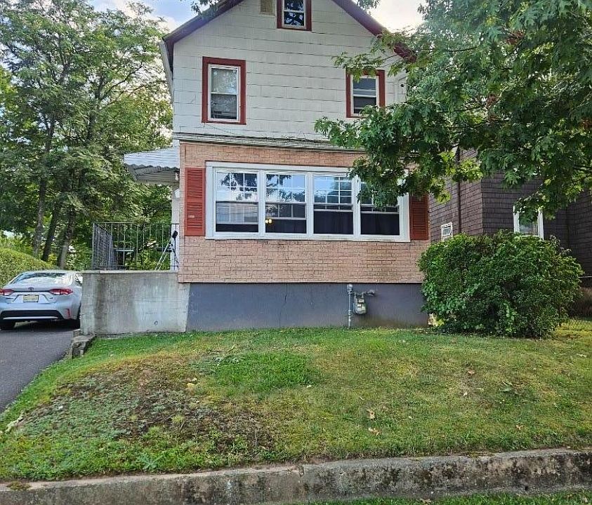 1st image of 215 W 3Rd Ave