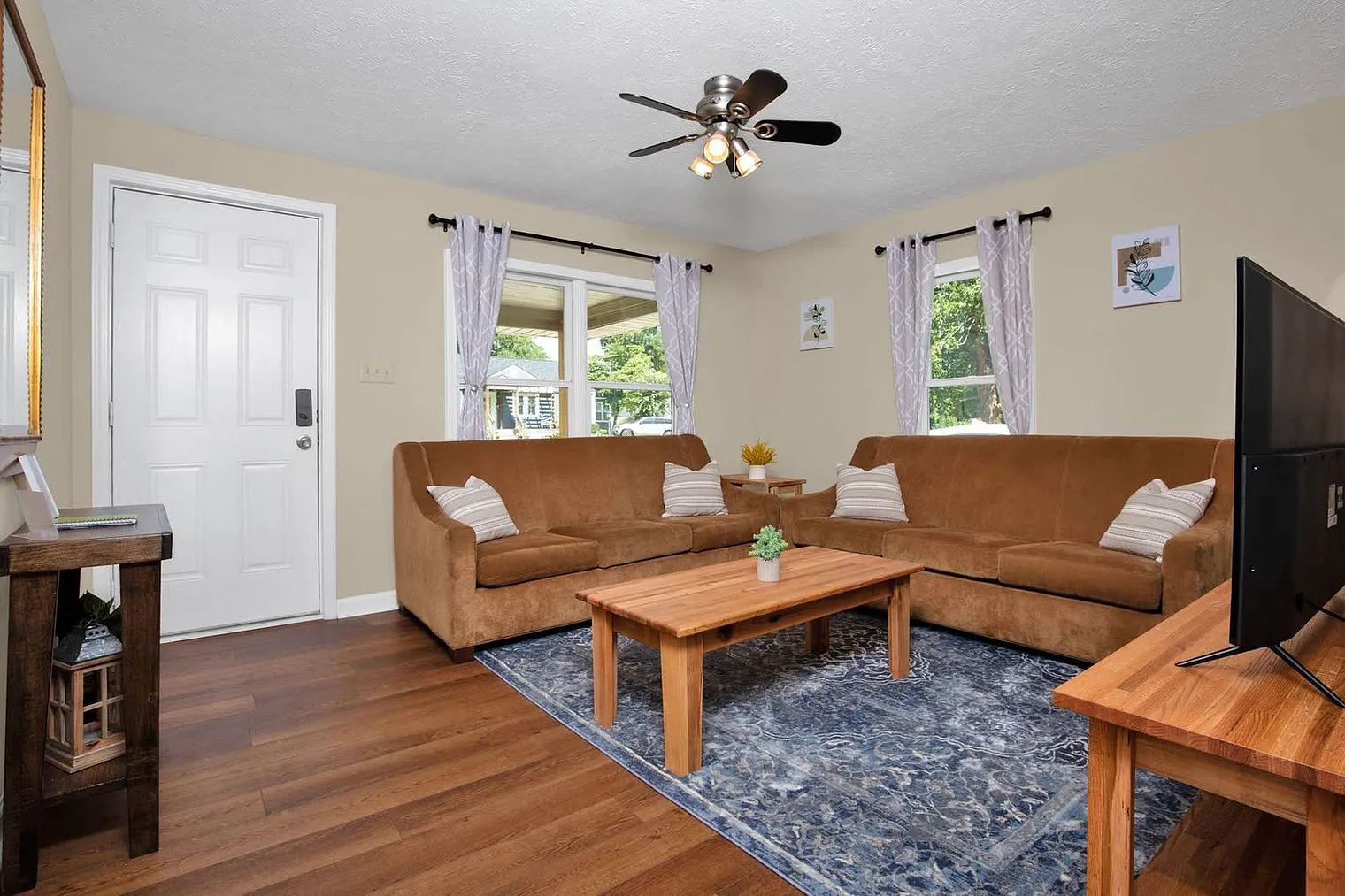 3 bed, 2.0 bath, 1194 sqft, $3,748 — Photo 1