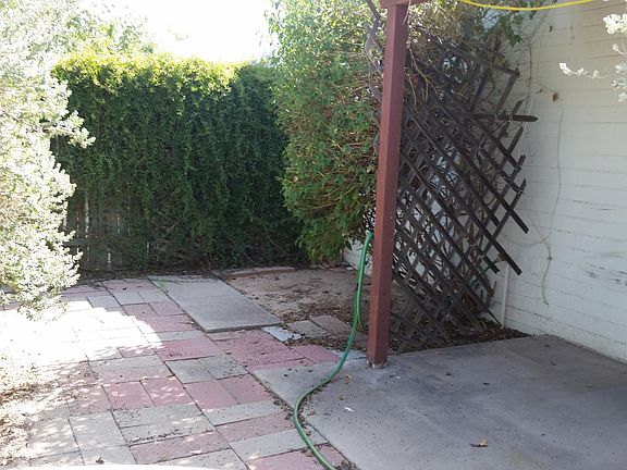 Spacious fenced back patio
