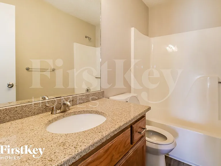 1601 NE Auburn Dr — Photo 12