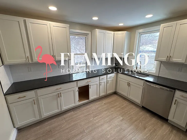 1422 E 3rd St — Photo 9