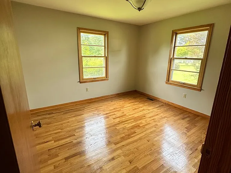 523 Olney St — Photo 9