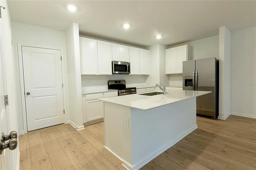 3 bed, 2.5 bath, 1823 sqft, $2,200 — Photo 3