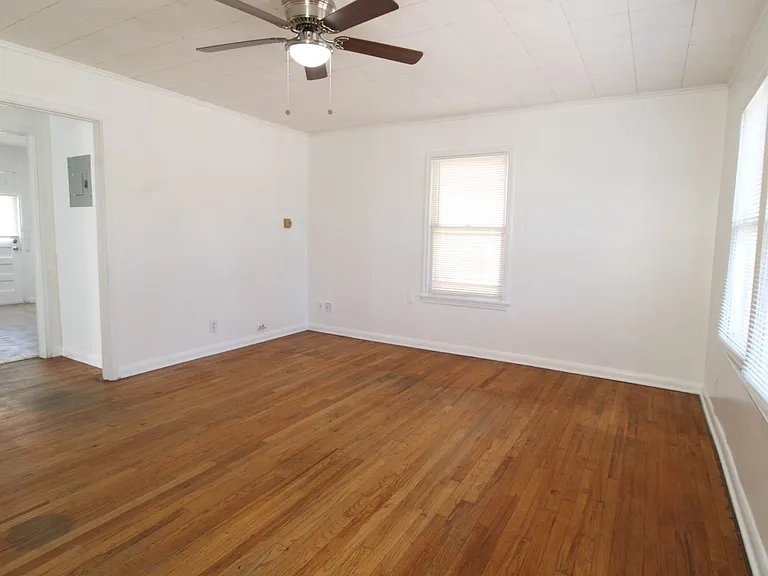 306 Overhill Dr — Photo 3