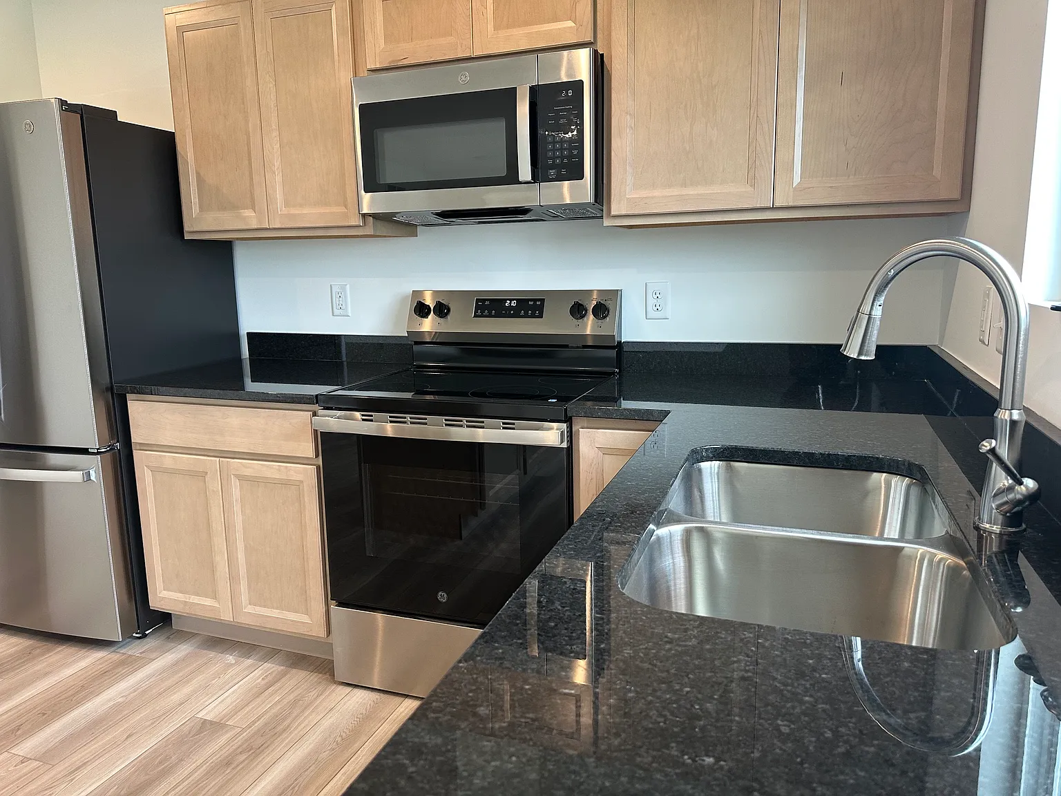 3 bed, 2.5 bath, 1427 sqft, $2,400 — Photo 3