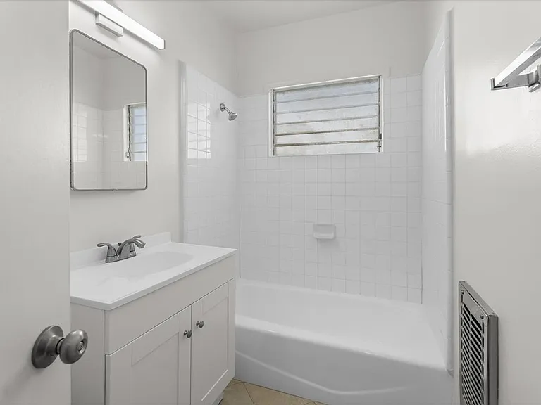 147 N La Peer Dr #9 — Photo 13