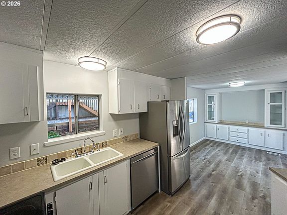 4th image of 37600 Sunset St