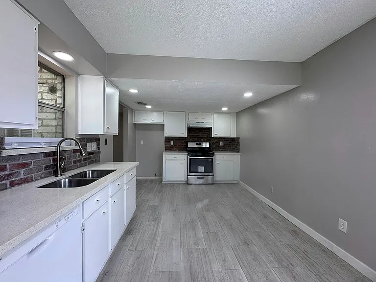 9414 Crystal Cove Cir — Photo 6