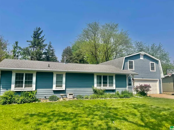 924 Valley View Dr, Vermillion, SD 57069