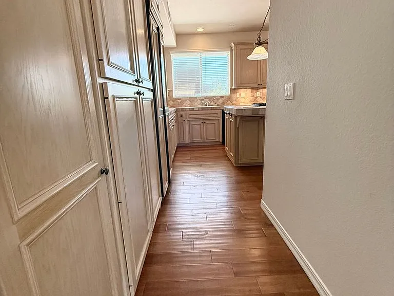 1090 Megan Ct — Photo 4
