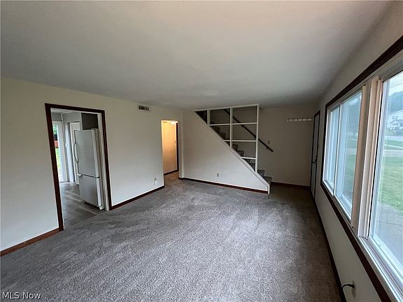 3rd image of 910 Broadway St E