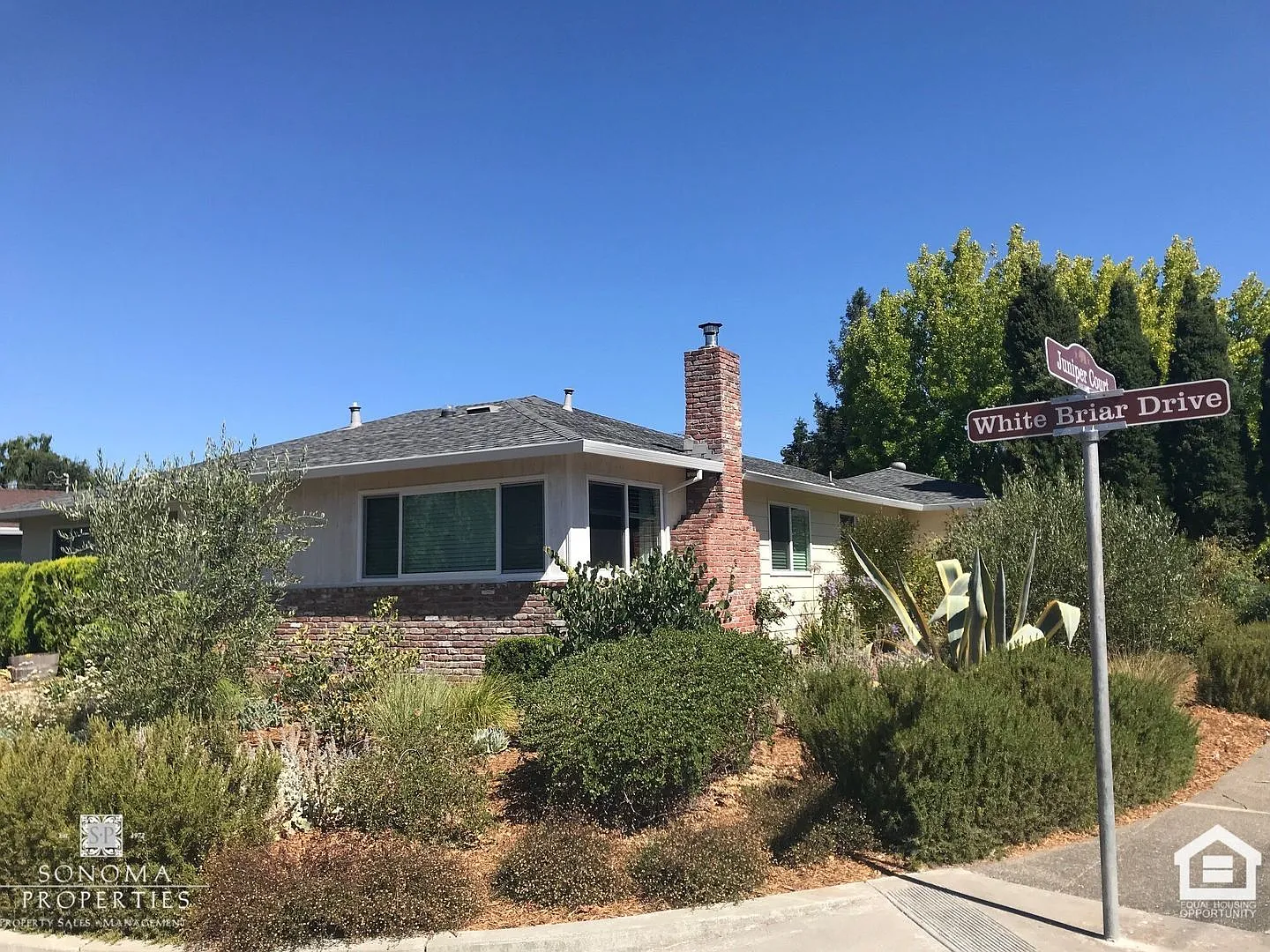 2BD/2BA Corner-Lot Home Furnished or Unfurnished — Photo 1
