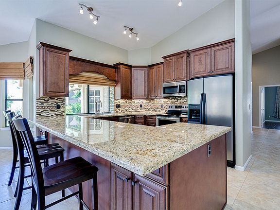 2nd image of 931 W Sherri Dr