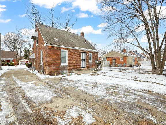 3rd image of 19974 Charest St