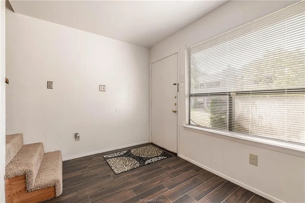 2 bed, 1.5 bath, 1056 sqft, $1,100 — Photo 2