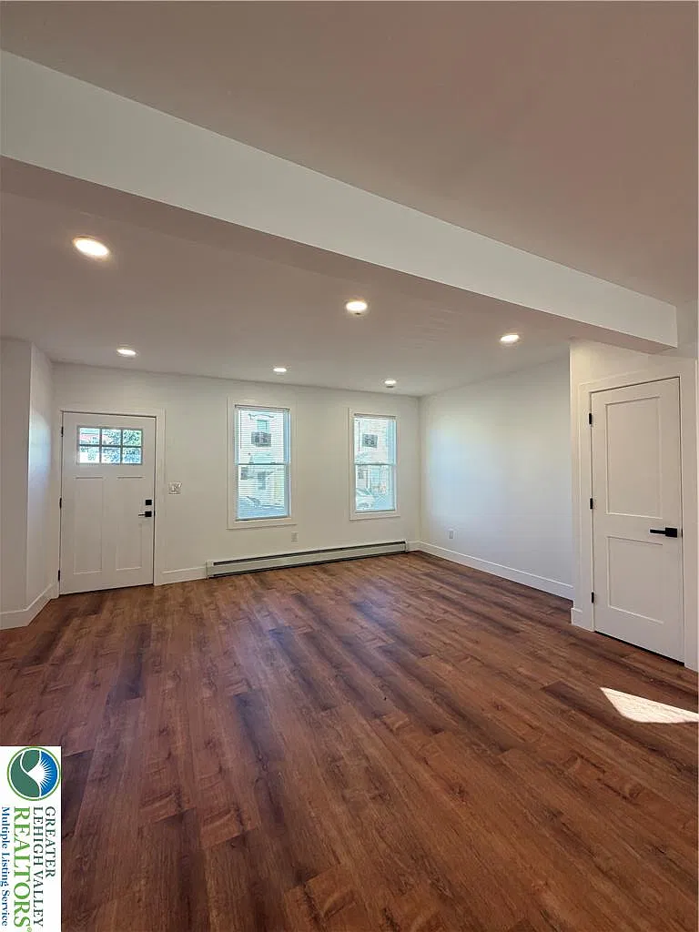 4 bed, 1.5 bath, 1800 sqft, $2,495 — Photo 2