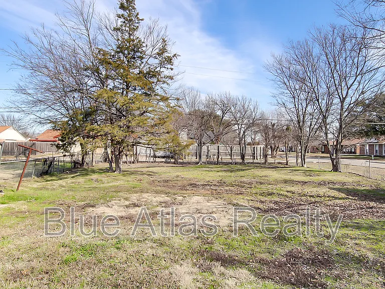 702 Catherine Ln — Photo 21