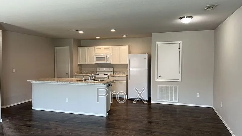 3 bed, 2.0 bath, 1420 sqft, $1,425 — Photo 2