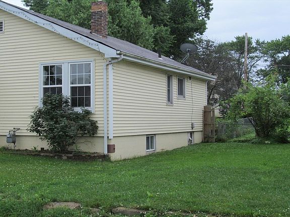 3rd image of 402 Fannie Ave
