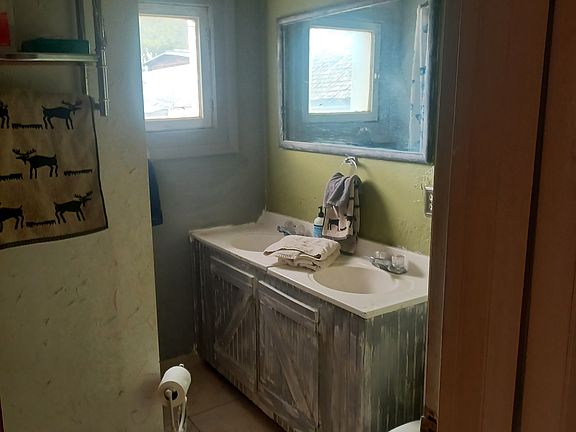Bathroom with 2 sinks