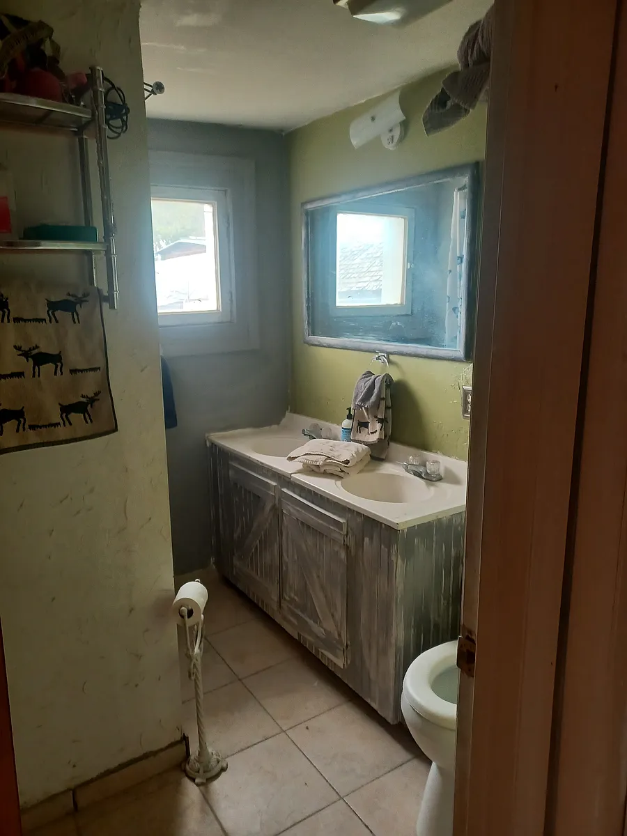 Bathroom with 2 sinks - 303 N 200 W