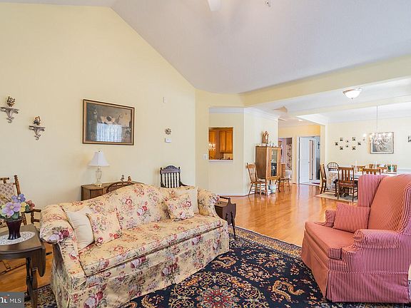 4th image of 274 Williamsburg Cir